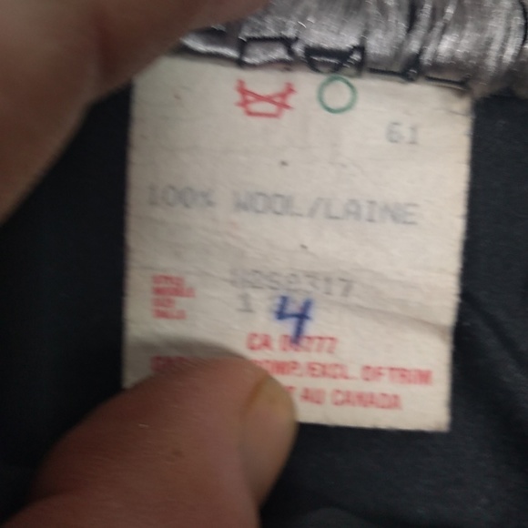 Women's golf skirt. 100% wool size 4. Phil Carry skirt. Beautiful and smart. - Picture 3 of 5